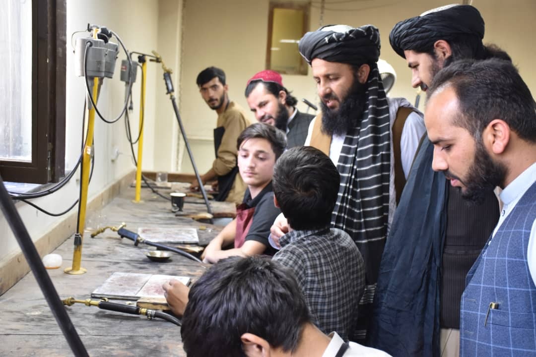 معاون امور اکادمیک از انستیتوت خصوصی فیروزکو